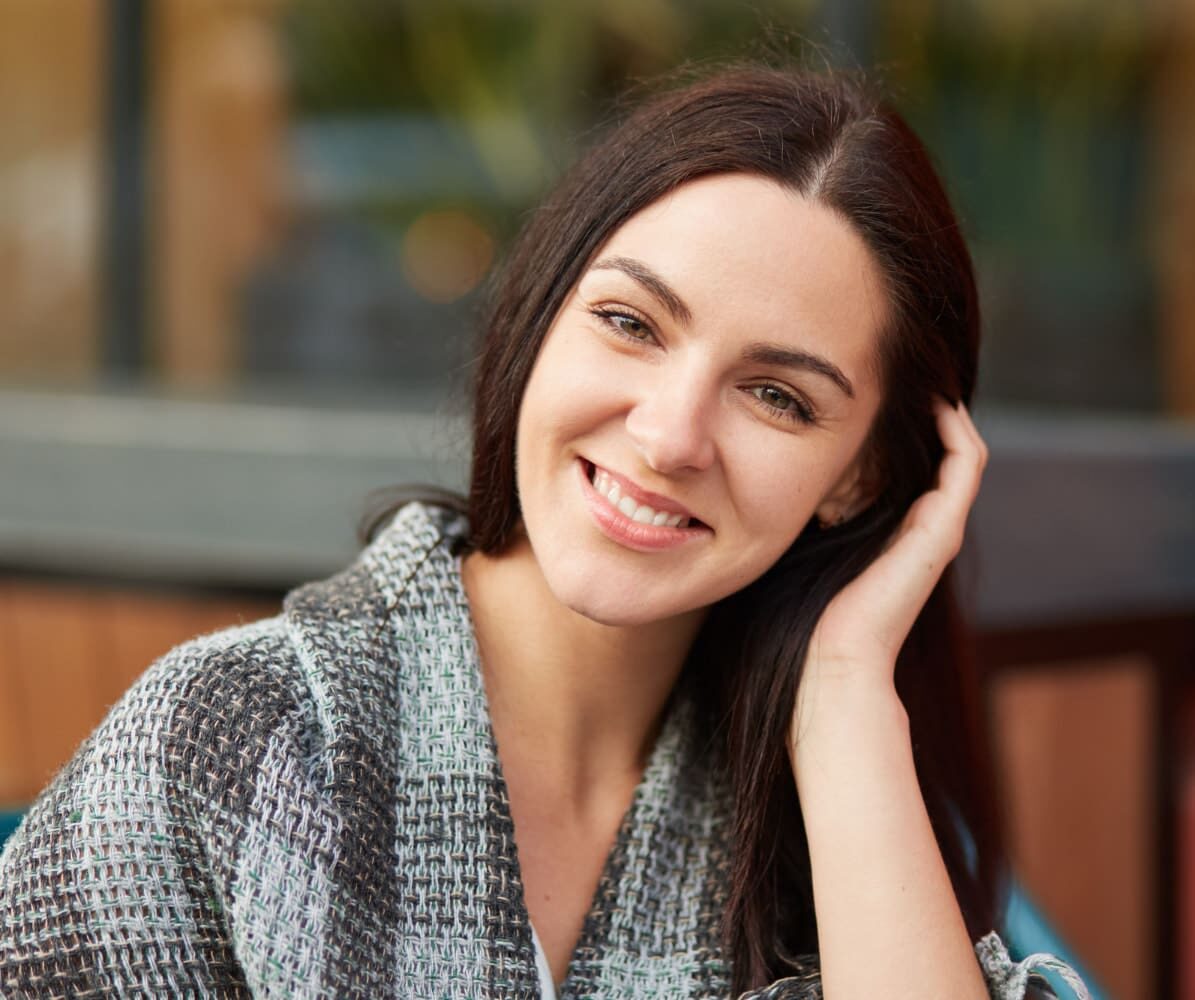 A woman considering Invisalign vs Braces at Gianquinto Orthodontic Arts in Bakersfield, Tehachapi or Mammoth Lakes, CA.